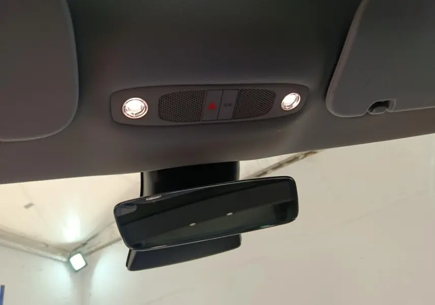 Vue intérieure du rétroviseur central et plafonnier avec éclairage de la Tesla Model 3 Long Range 2020.