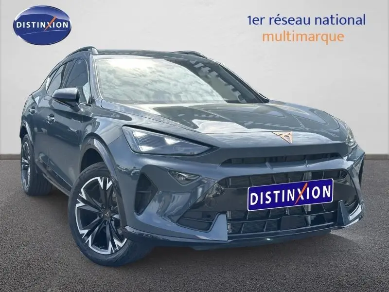 Vue 3/4 avant du CUPRA Formentor bleu Fjord 2025 avec calandre marquée et jantes alliage distinctives.