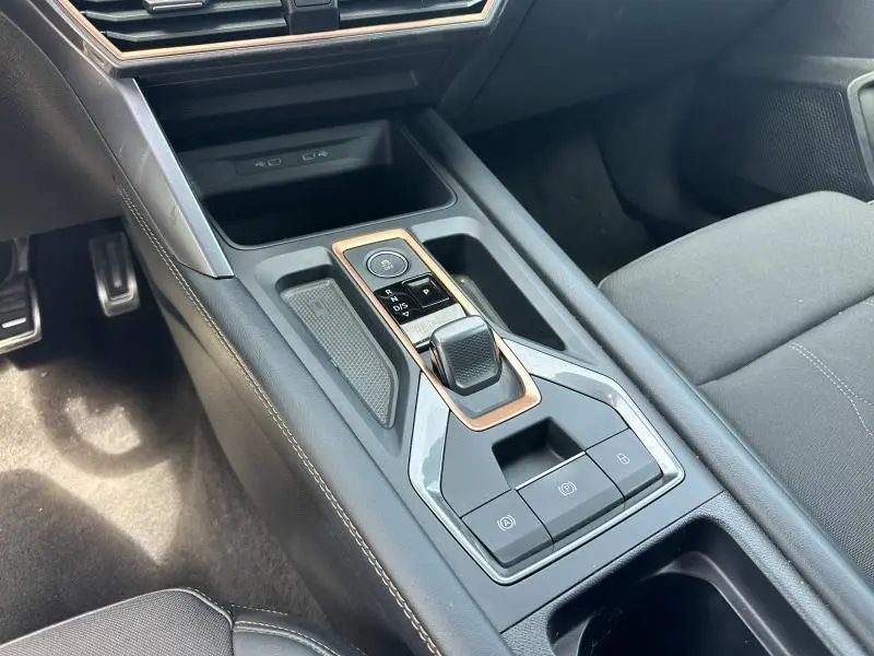Vue rapprochée de la console centrale noire avec levier de vitesse et commandes sur la CUPRA Formentor bleu 2025.