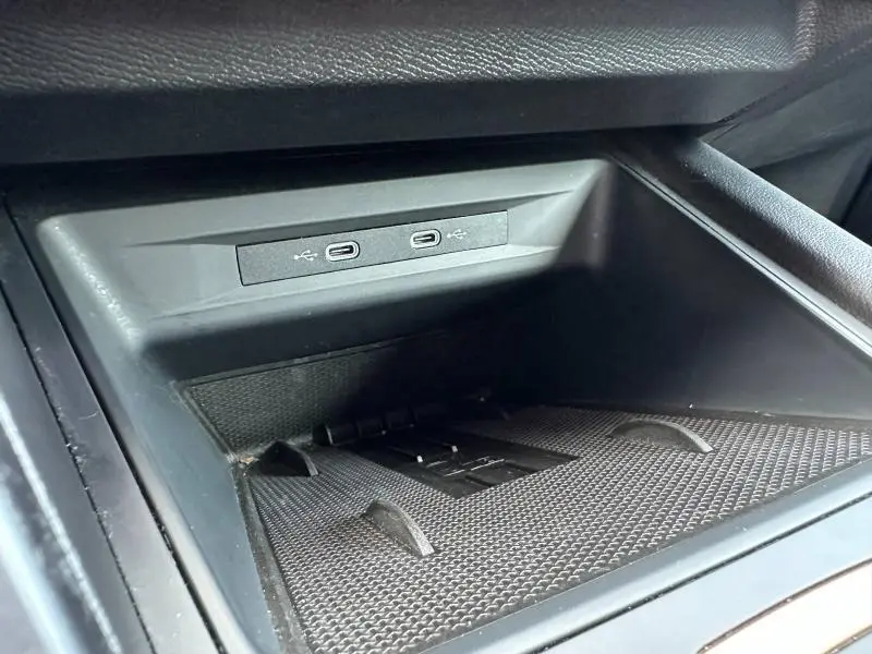 Vue rapprochée de la console centrale noire du CUPRA Formentor 2025 avec deux ports USB-C visibles.