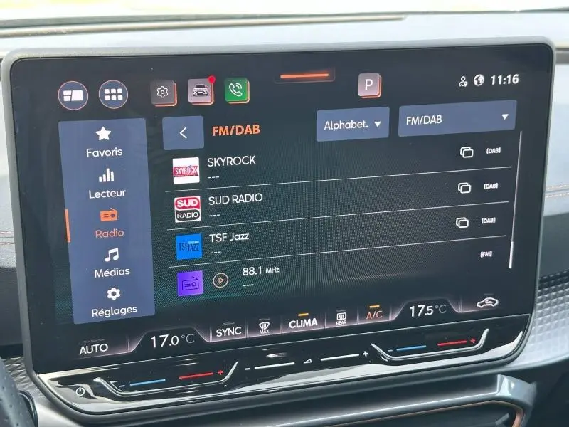 Écran tactile central du tableau de bord du CUPRA Formentor 2025 affichant la radio FM/DAB.