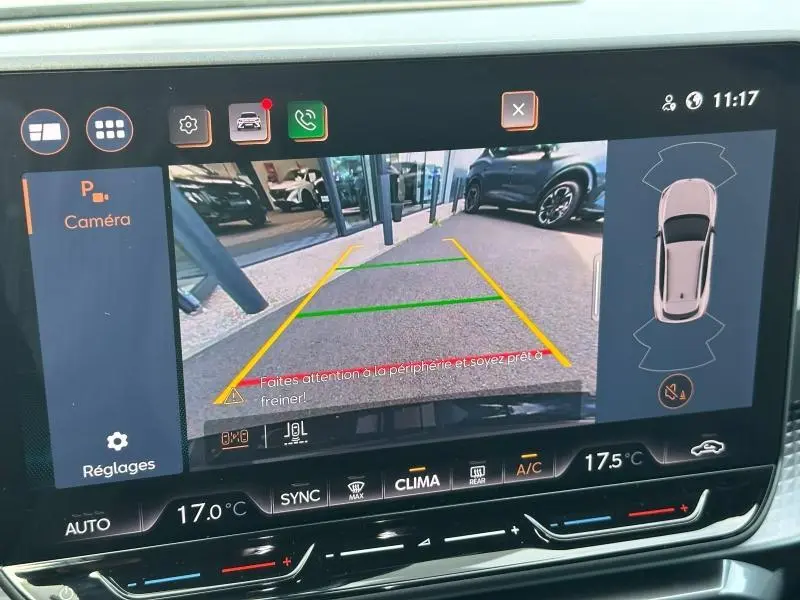 Vue de la caméra de recul affichée sur l'écran tactile du tableau de bord du CUPRA Formentor bleu 2025.