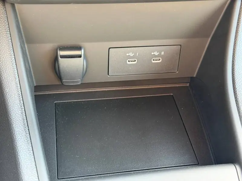 Gros plan sur la console centrale grise du Renault Captur 2026 avec prises USB-C et prise 12V.