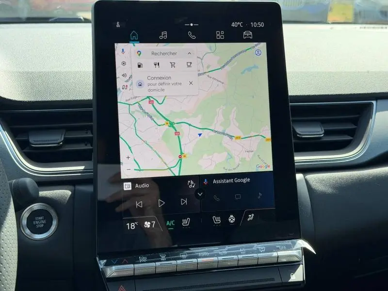 Vue rapprochée de l’écran tactile central du tableau de bord du Renault Captur gris Rafale, affichant la navigation GPS.