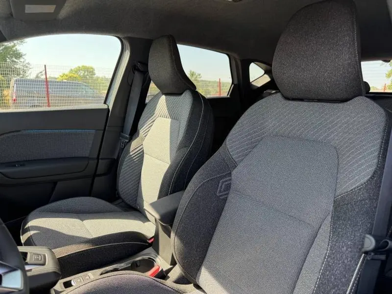 Vue intérieure des sièges avant gris foncé du Renault Captur 1.8 E-Tech full hybrid 2026, côté conducteur et passager.