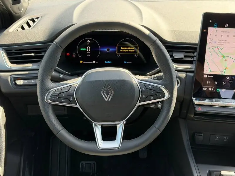 Vue intérieure centrée sur le volant multifonction et le tableau de bord numérique du Renault Captur gris Rafale.