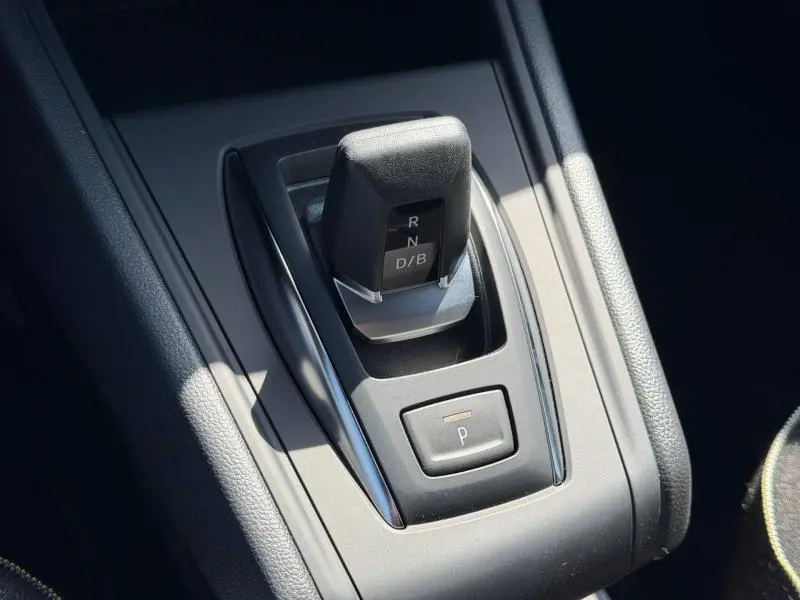 Gros plan sur la commande de boîte automatique noire dans l’habitacle du Renault Captur gris Rafale.