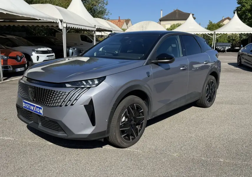 Peugeot 3008 gris clair en 3/4 avant droit, avec calandre noire distinctive et jantes alliage noires.