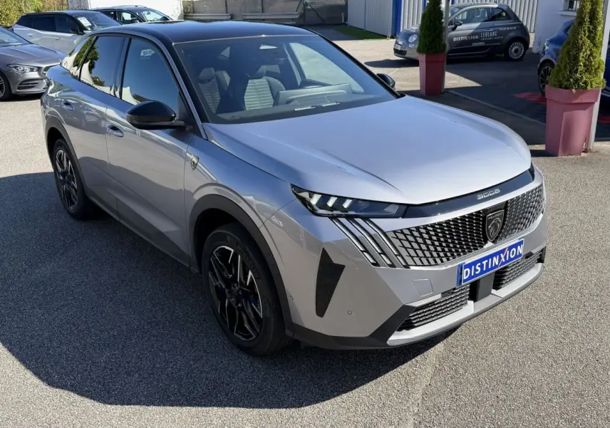 Peugeot 3008 gris clair vue 3/4 arrière droit, toit noir, vitres teintées et jantes noires distinctives.