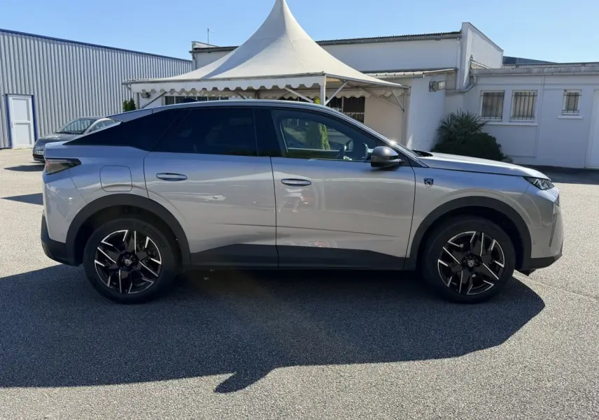 Vue 3/4 avant droit du Peugeot 3008 gris clair avec calandre noire à motif géométrique et phares LED distinctifs.