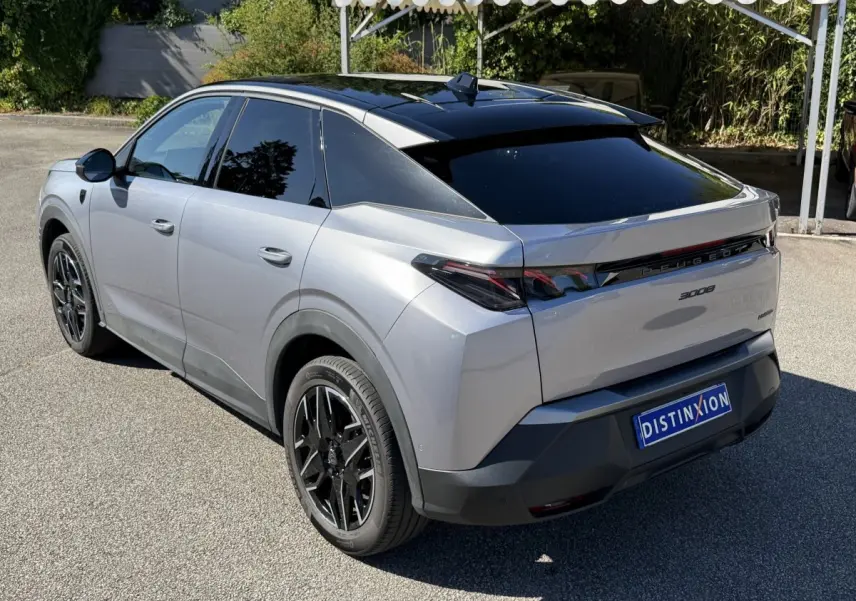 Peugeot 3008 gris clair en 3/4 arrière droit, avec toit noir et jantes noires distinctives.
