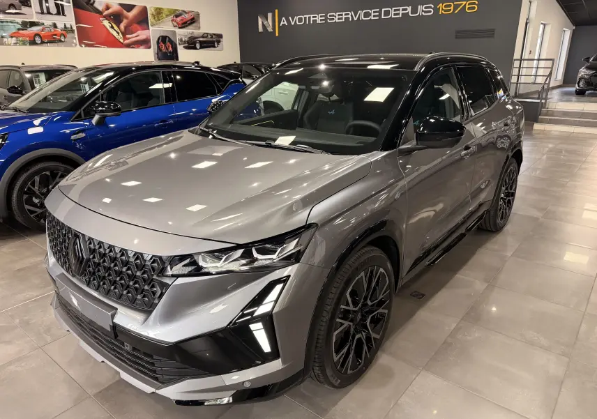 Renault Austral full hybrid gris schiste toit noir, vue 3/4 avant droit, avec jantes noires et calandre distinctive.