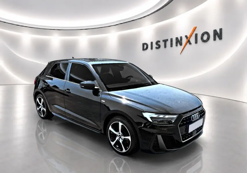 Audi A1 Sportback noir vue 3/4 avant droit avec jantes alliage et phares LED dans un showroom lumineux.