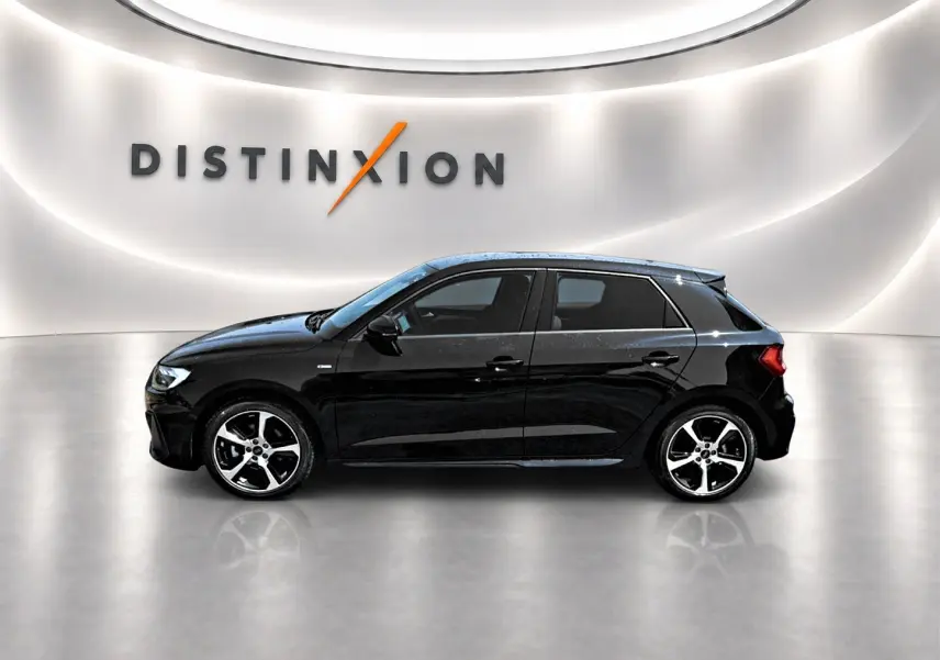 Audi A1 Sportback noir vue de profil côté gauche dans un showroom avec jantes alliage et toit noir brillant.