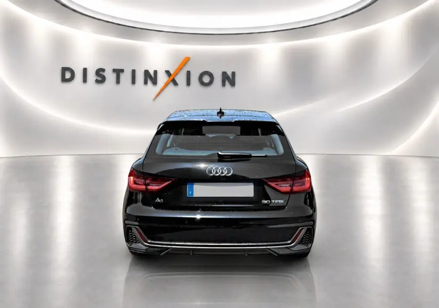 Vue arrière d'une Audi A1 Sportback noire 30 TFSI S line 2026 avec feux LED et becquet arrière en showroom.