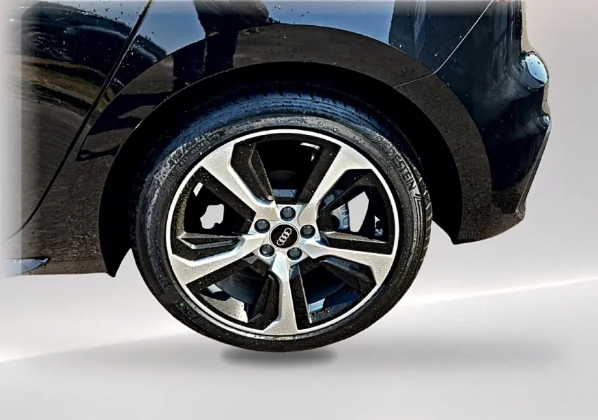 Gros plan sur la roue arrière droite noire d’une Audi A1 Sportback 30 TFSI S line 2026 avec jante alu bicolore.