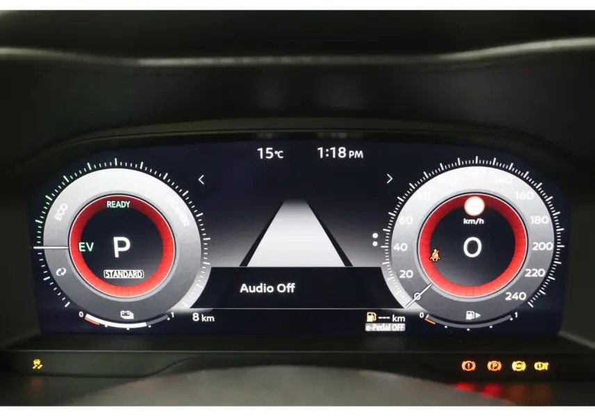 Tableau de bord numérique du Nissan Juke 2026 hybride, affichant la vitesse à 0 km/h et mode parking activé.
