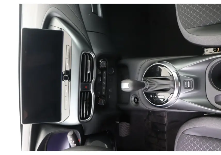 Vue intérieure centrée sur la console centrale et l'écran tactile du Nissan Juke 1.6 Hybrid, finition N-Connecta.
