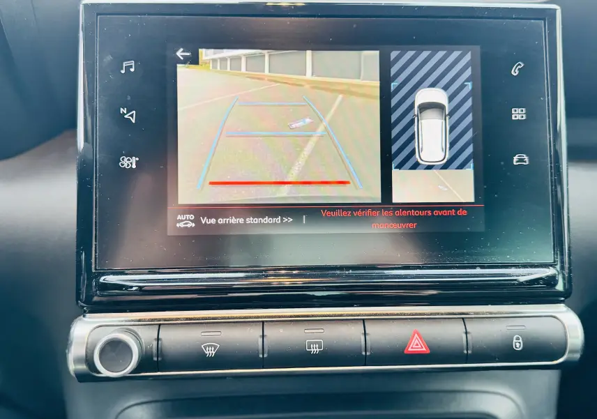 Écran tactile du tableau de bord montrant la caméra de recul et l'affichage 360° du Citroën C3 Aircross gris Artsense.