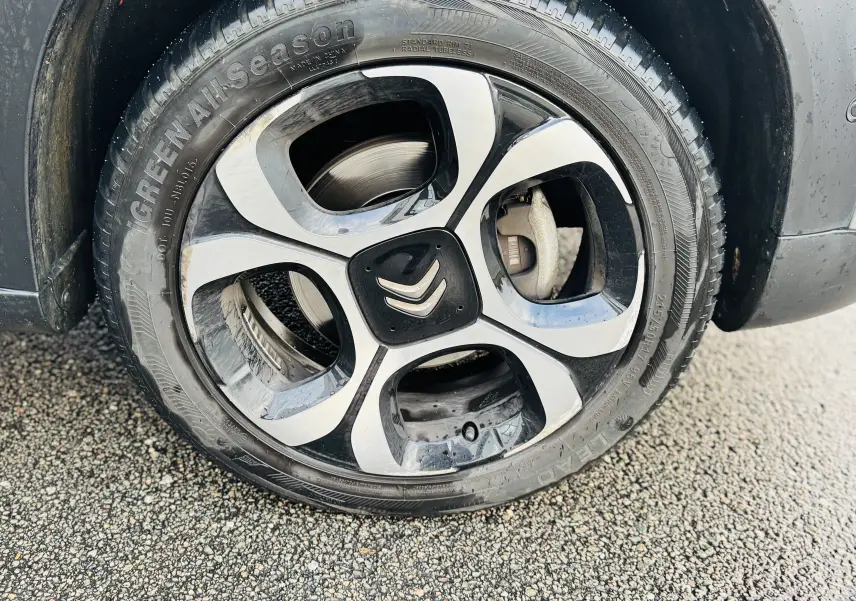 Gros plan sur la jante alliage 17'' diamantée noire et argentée du Citroën C3 Aircross gris Artense, avec pneu All Season.