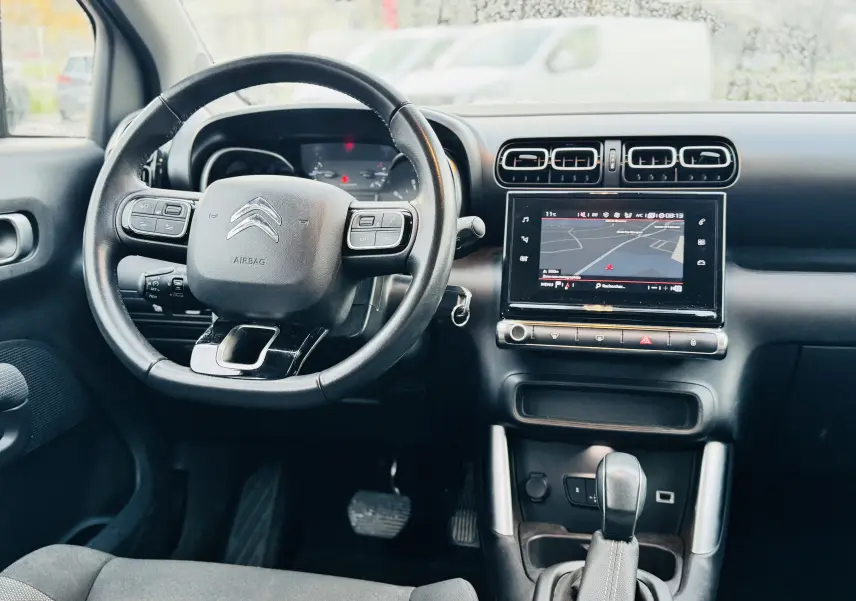 Intérieur du Citroën C3 Aircross 2020, vue frontale du tableau de bord avec volant cuir et écran tactile de navigation.
