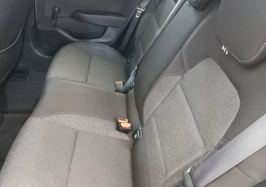 Vue rapprochée de la banquette arrière grise de la Renault Clio Business 2021, avec ceintures et fixations Isofix visibles.