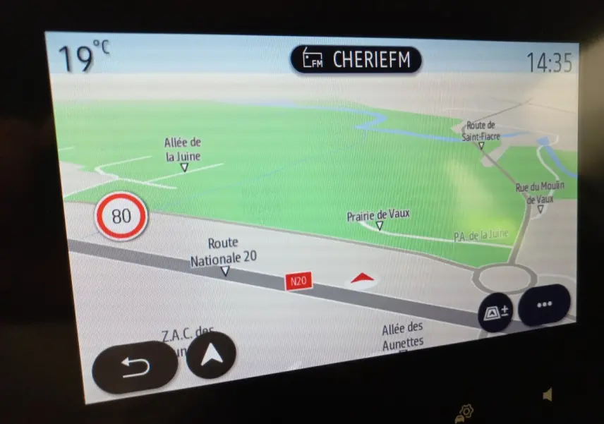 Écran tactile 7 pouces du système de navigation de la Renault Clio Business blanc, affichant carte et info trafic.