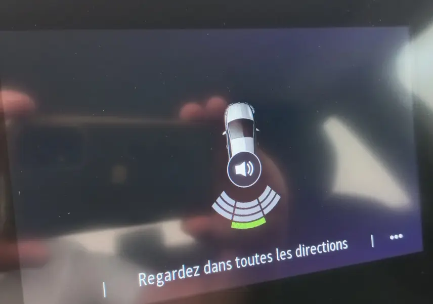 Affichage écran tactile montrant le capteur de distance arrière actif sur Renault Clio Business blanc, vue intérieure.