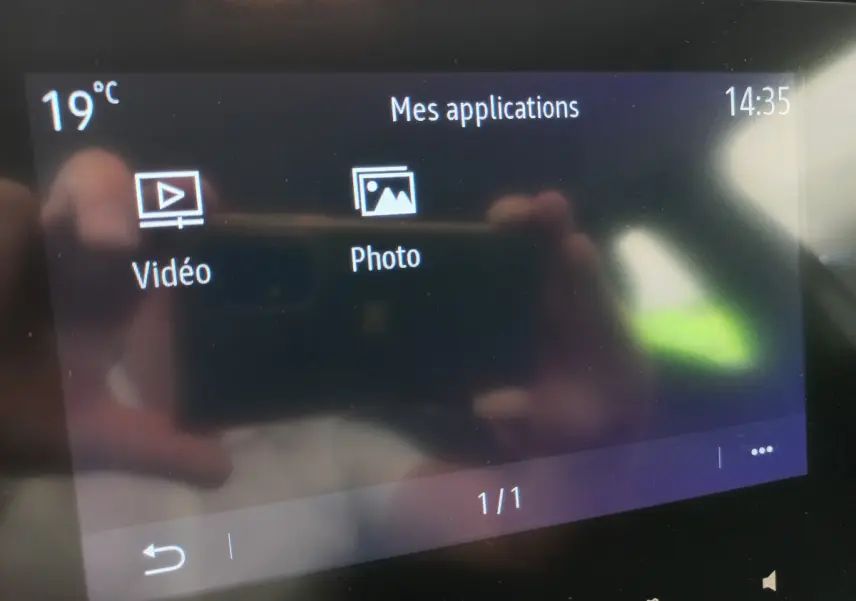 Écran tactile central affichant les applications vidéo et photo dans une Renault Clio Business blanche de 2021.