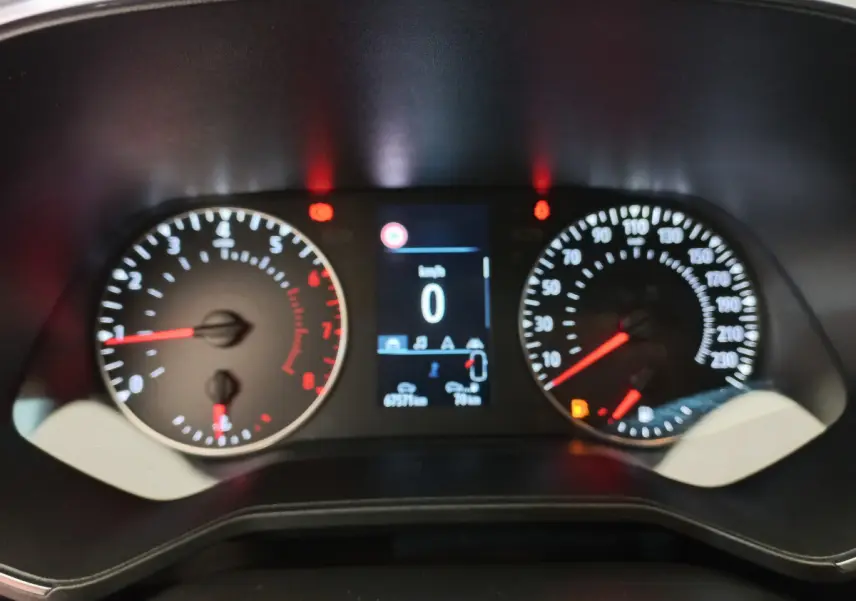 Tableau de bord de Renault Clio Business 2021 montrant compte-tours, compteur de vitesse et écran multifonction digital.