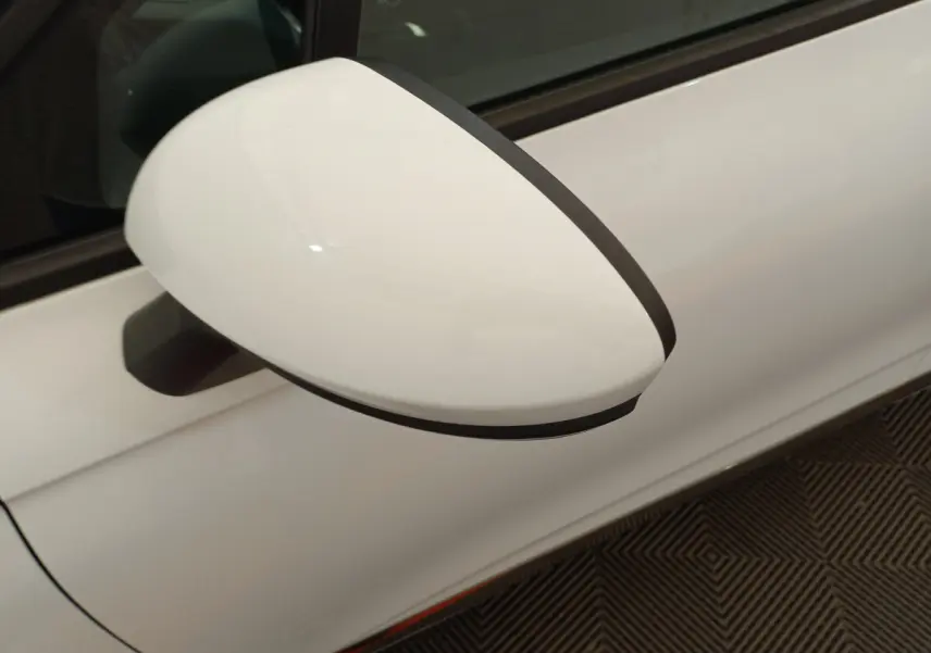 Rétroviseur côté gauche blanc de la Renault Clio Business 2021, avec carrosserie blanche visible en arrière-plan.