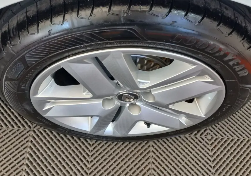 Gros plan sur la roue avant droite d'une Renault Clio Business blanche avec jante alliage et pneu Goodyear.