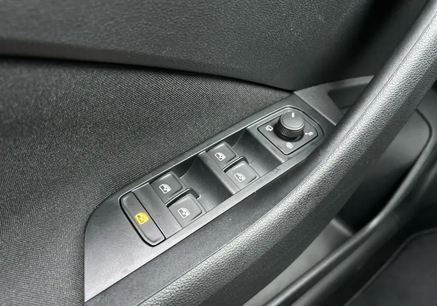 Détail des commandes de lève-vitres et rétroviseurs côté conducteur du Skoda Kamiq gris graphite 2025.