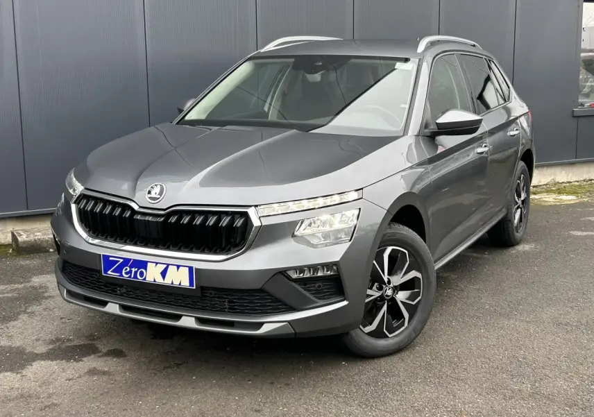 Vue 3/4 avant droite d’un Skoda Kamiq gris graphite avec jantes alliage et rampes de pavillon argent.