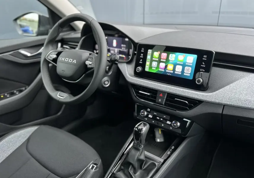Vue intérieure côté conducteur du Skoda Kamiq gris graphite, avec volant multifonctions et écran tactile Apple Car Play.
