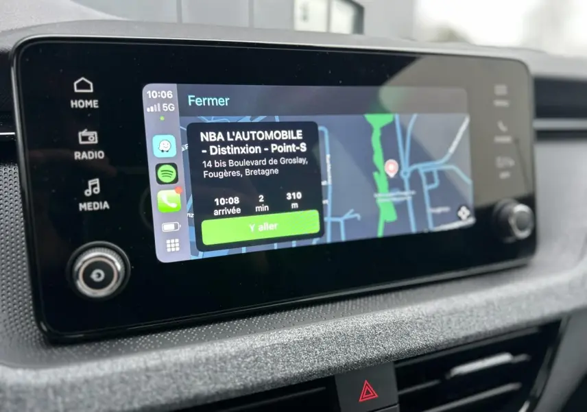 Écran tactile central du Skoda Kamiq 2025 affichant la navigation avec Apple Car Play, vue de face rapprochée.