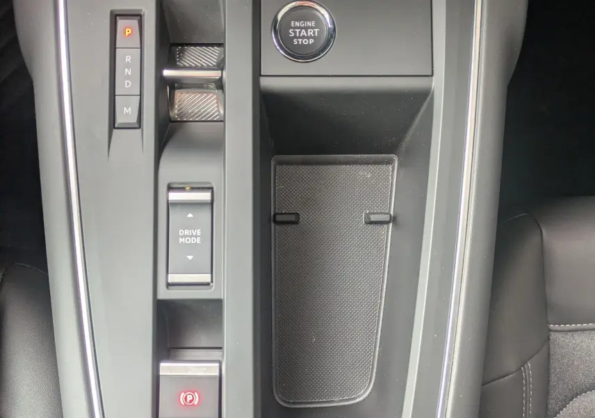 Vue plongeante sur la console centrale noire du Citroën C5 Aircross hybride 2025 avec bouton start/stop et commandes de boîte auto.