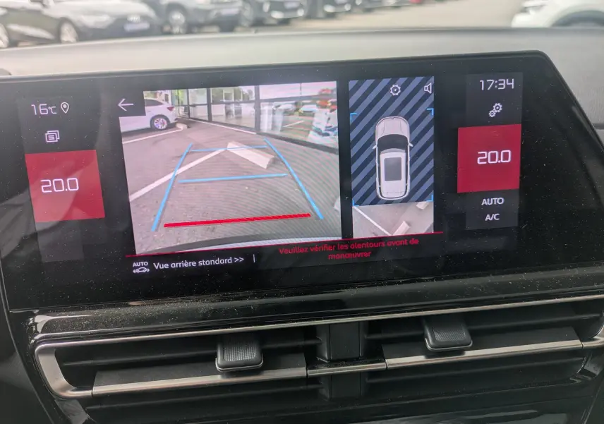 Écran intérieur du Citroën C5 Aircross hybride 2025 montrant la caméra de recul avec guidage et vue 360° en stationnement.