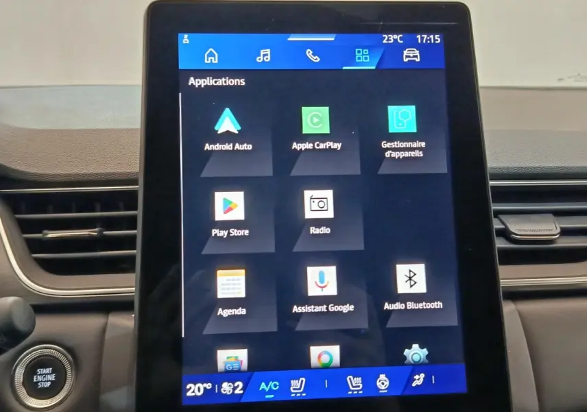 Vue intérieure centrée sur l'écran tactile multifonctions du tableau de bord d'une Renault Symbioz noire.