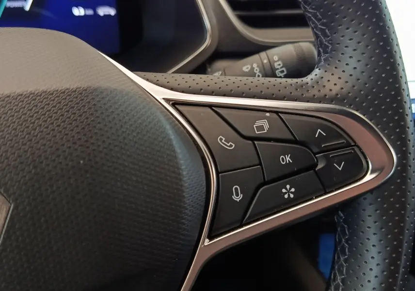 Gros plan sur les commandes multifonctions à droite du volant noir perforé du Renault SYMBIOZ 2025.