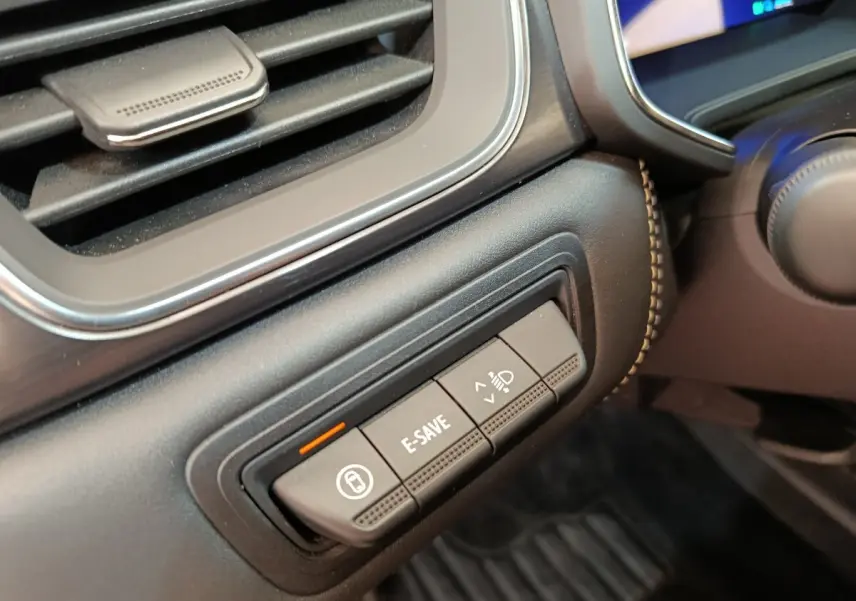 Gros plan sur les boutons de commande noirs du tableau de bord du Renault Symbioz 2025, côté conducteur.