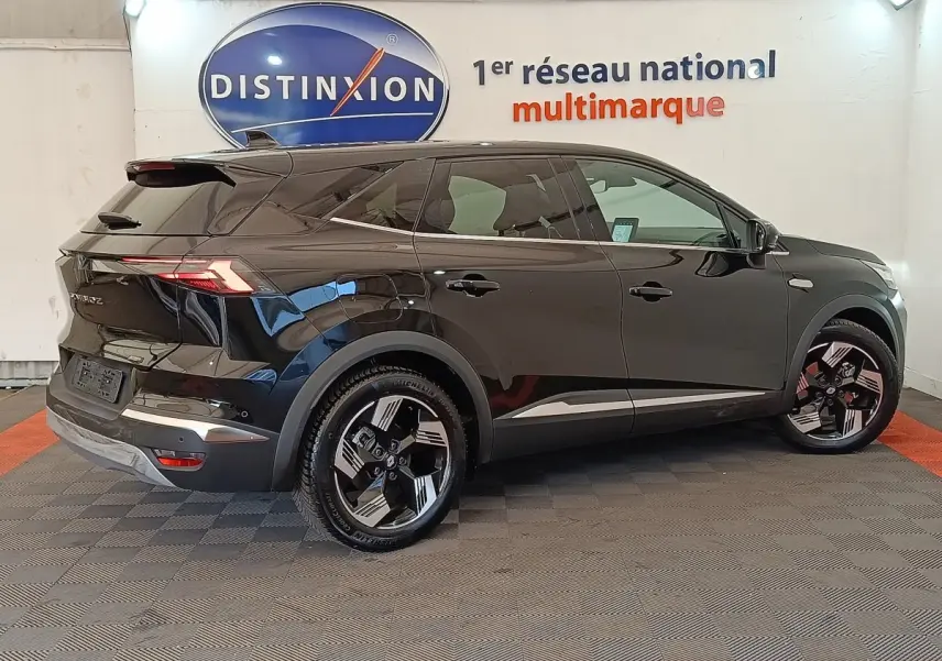 Renault Symbioz Iconic E-Tech 145 noir, vue profil droit en intérieur avec jantes stylisées et feux arrière LED distinctifs.