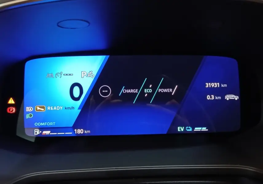 Affichage numérique du combiné d'instruments de la Renault Symbioz noir, montrant l'autonomie et modes de conduite.