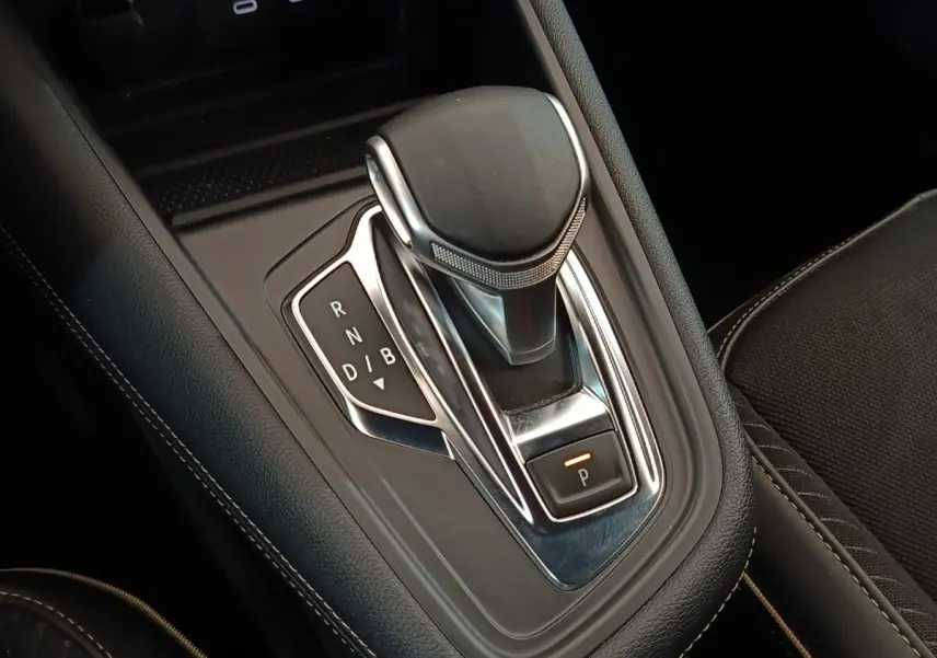 Le levier de vitesse automatique noir de la Renault Symbioz Iconic E-Tech, vue rapprochée intérieure.
