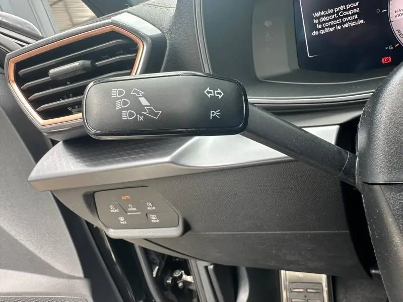 Gros plan sur la commande de clignotants à gauche dans l'habitacle noir du CUPRA Formentor 2.0 TDI 2026.
