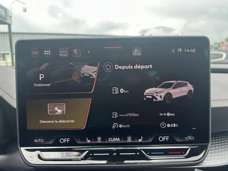 Écran tactile intérieur du tableau de bord du CUPRA Formentor 2.0 TDI noir, affichant l'assistance au stationnement.