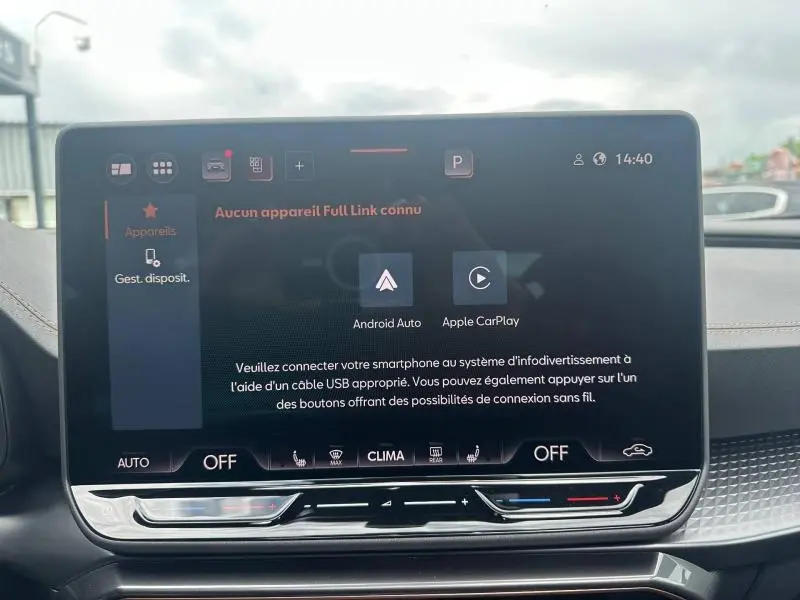 Écran tactile central du tableau de bord du CUPRA Formentor noir, affichant les options Android Auto et Apple CarPlay.