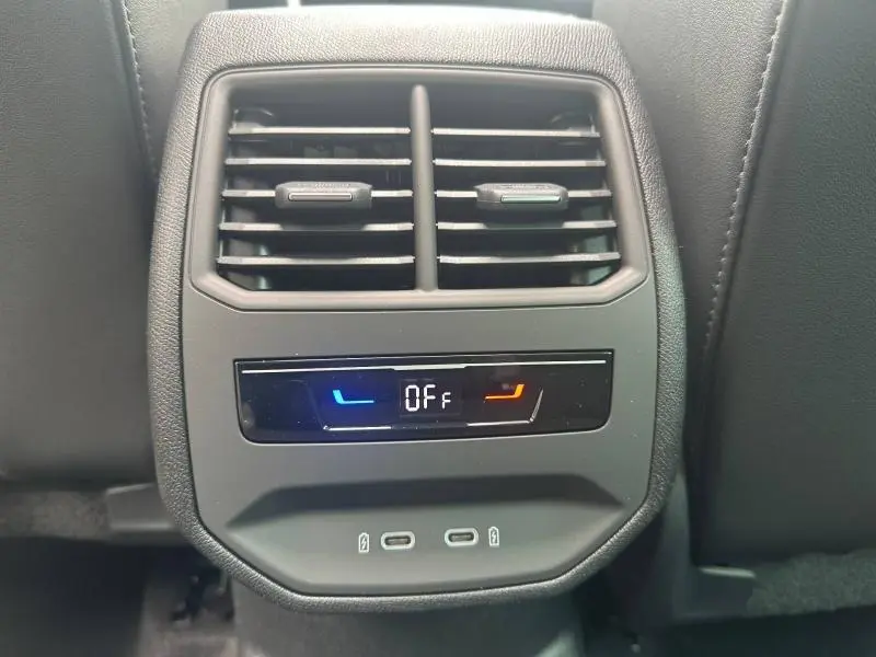 Vue rapprochée des commandes de climatisation arrière et prises USB du CUPRA Formentor noir, finition intérieure en textile noir.