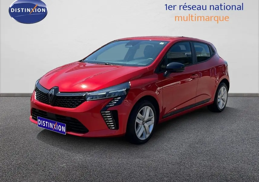 Renault Clio V BluedCi 100ch Evolution rouge flamme métal vue 3/4 avant droit avec signature lumineuse LED distinctive.