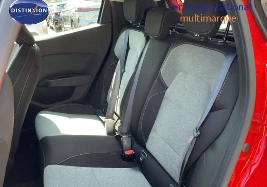 Vue intérieure côté droit des sièges arrière en tissu gris et noir d'une Renault Clio rouge flamme métal 2025.